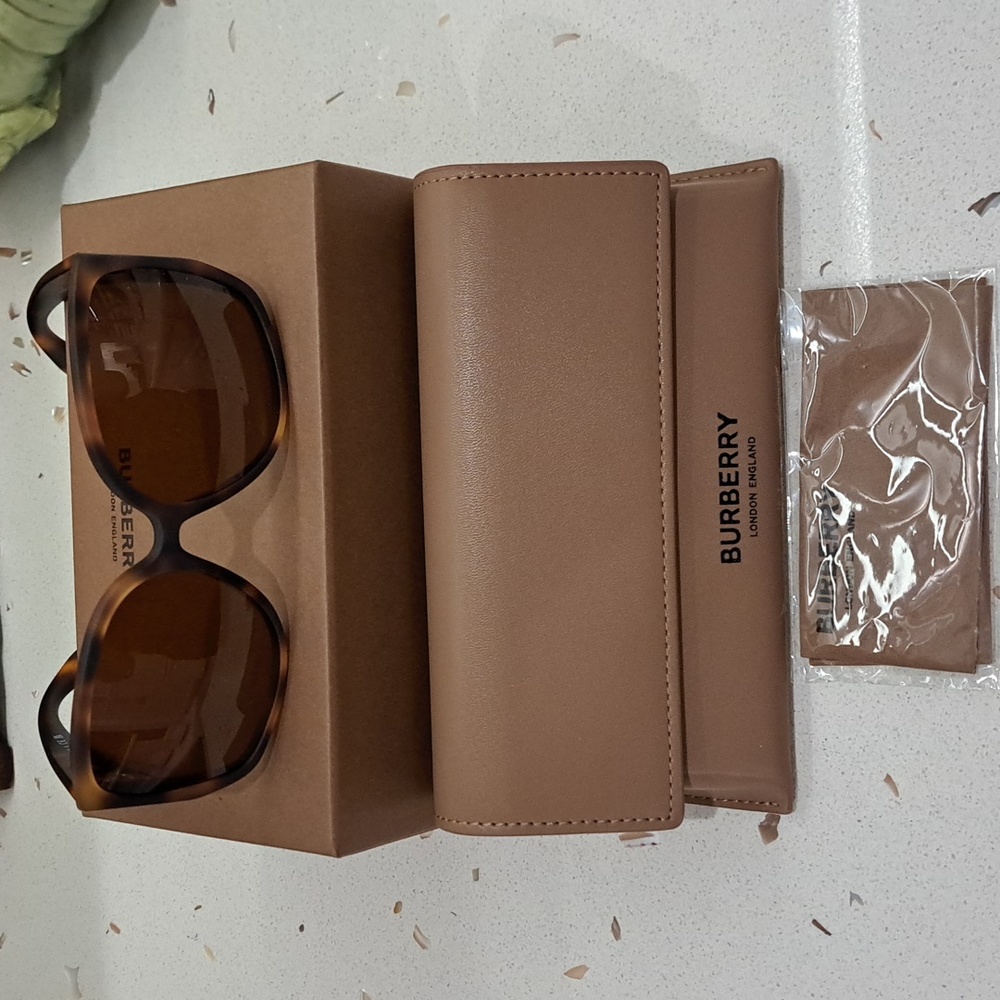NWT Burberry sunglasses - Picture 2 of 9